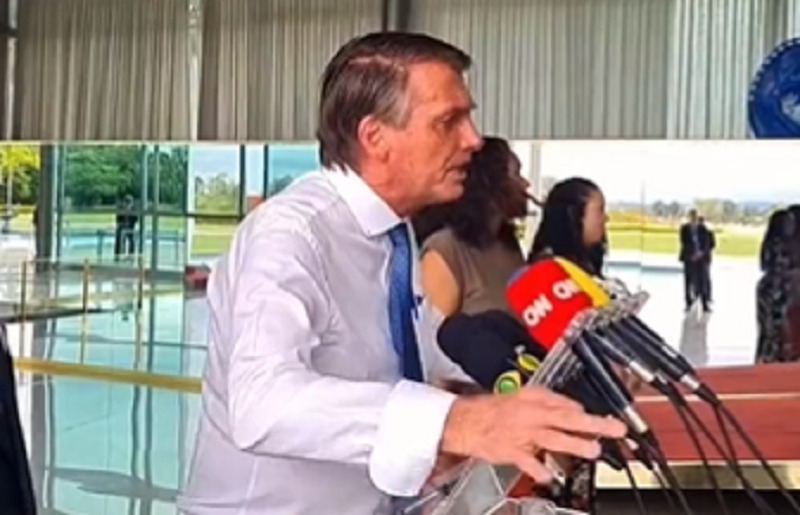 Bolsonaro ataca Moraes chama Lula de pinguço e inventa ameaça