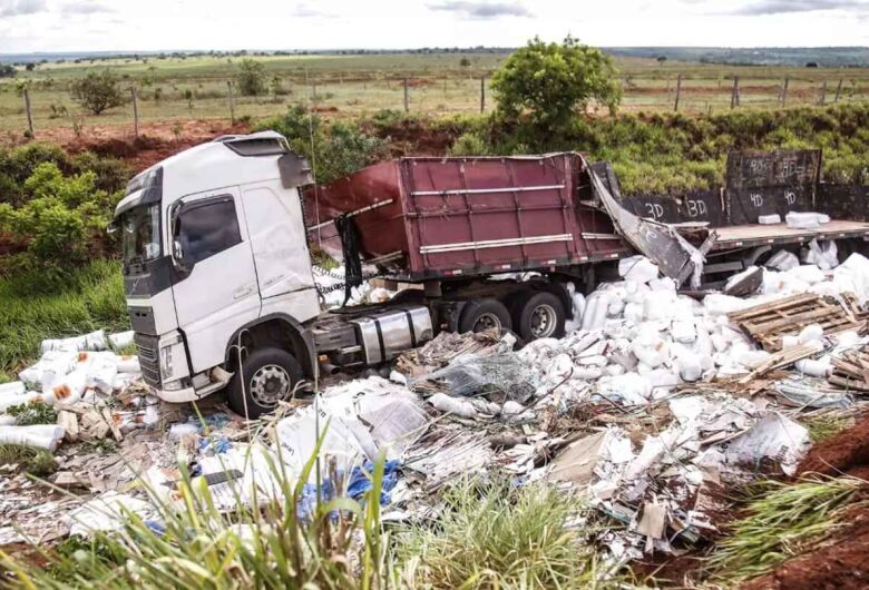 Motorista Perde Controle Da Dire O E Tomba Carreta Porcelanato E