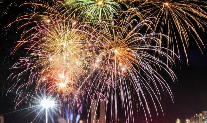 Fogos de artifício que celebram o ano novo