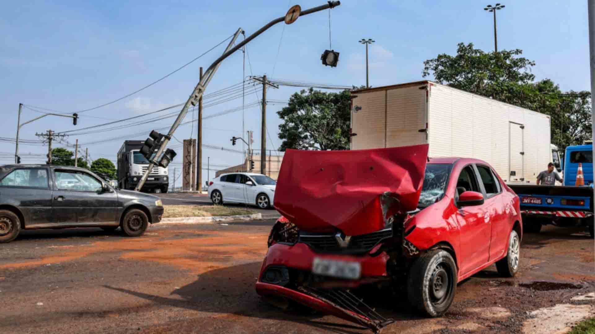 Motorista cochila e carro fica pendurado no estacionamento