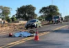 BR-163/MS: homem morre em colisão de motocicleta com carreta boiadeira
