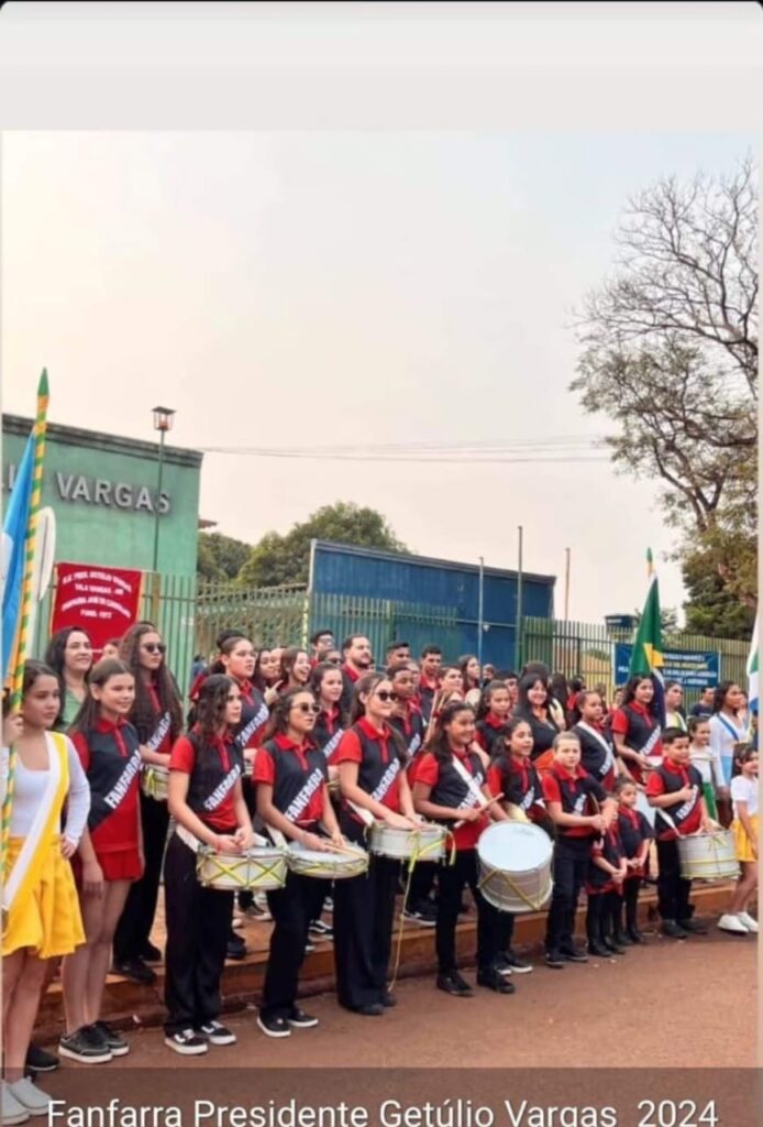 Lia atende Pudim e destina instrumentos musicais e computadores a escola de Indápolis