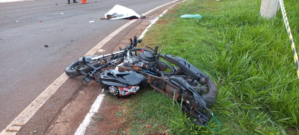 Dourados: motociclista 21 anos morre ao colidir com caminhonete