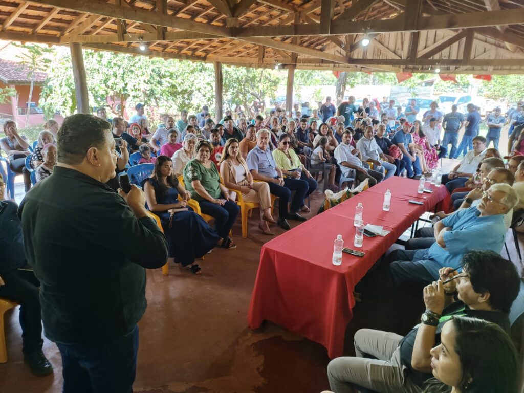 Governos federal e estadual entregam sementes de feijão no Assentamento Itamarati