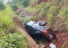 MS: carro capota e cai em valeta na BR-163 após aquaplanagem durante chuva