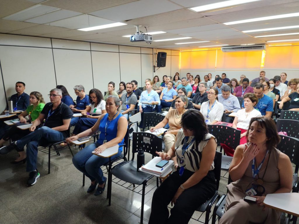 Gestores reunidos em sala para avaliação do Hospital Regional do Mato Grosso do Sul