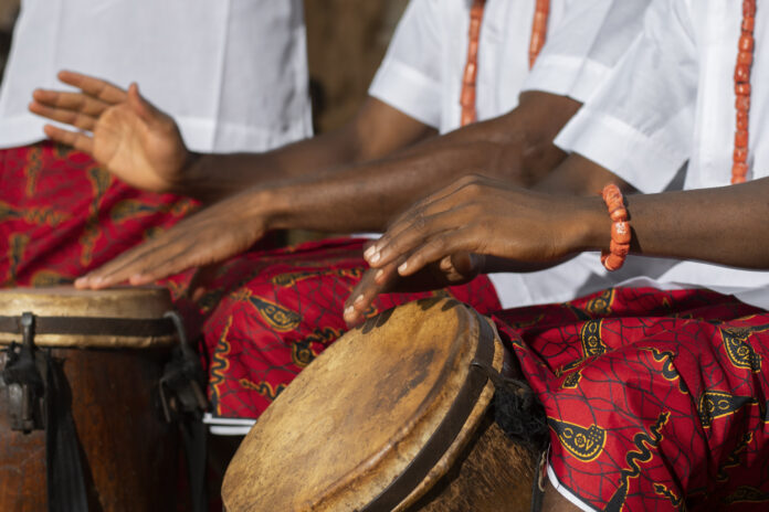 Manifestação de um traço da cultura africana: pessoas tocando tambores