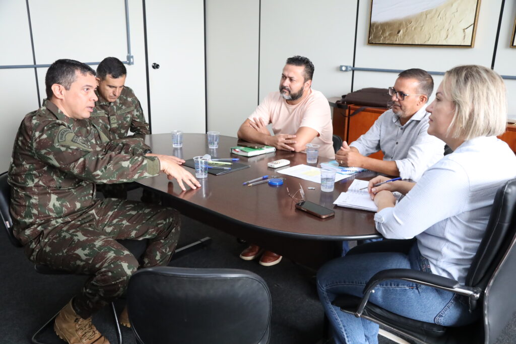 Representantes da 4ª Brigada de Cavalaria Mecanizada visitam a Câmara de Dourados