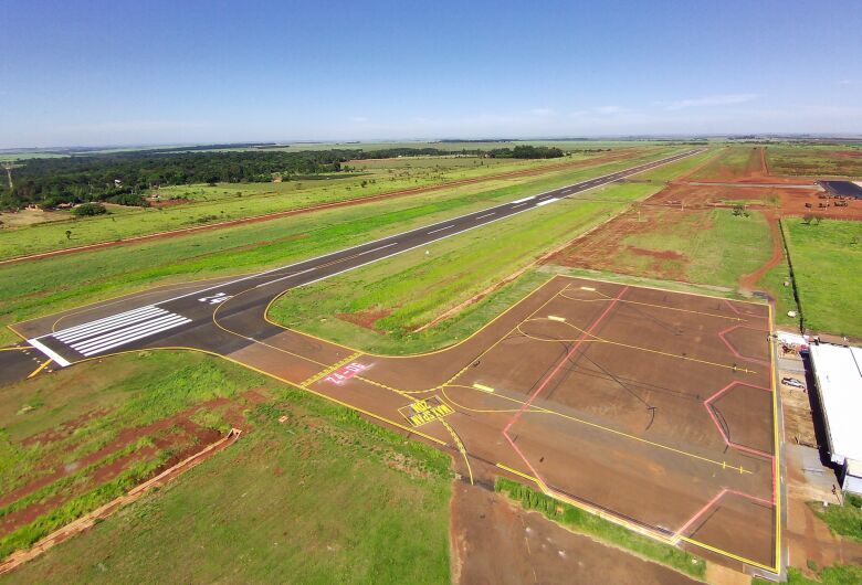 Dourados: Avião da FAB aterrissa com Ministros de Lula na reabertura do Aeroporto